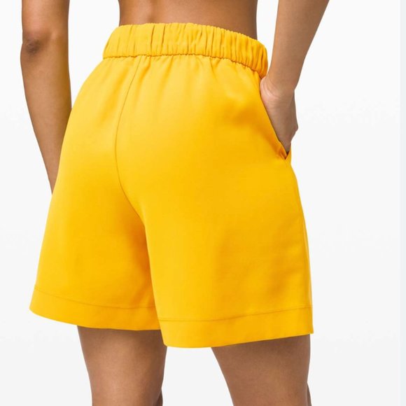 Lululemon Noir Short 5.5" size 6 - Picture 3 of 8